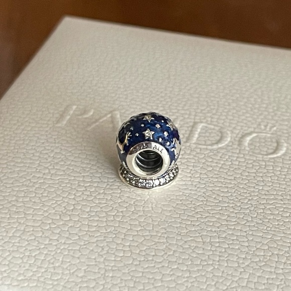 NWOT Retired Pandora Christmas Night Snow Globe charm
